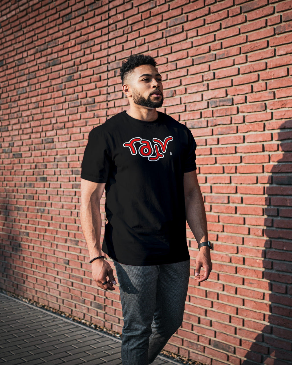 Camiseta con logo de Rarv